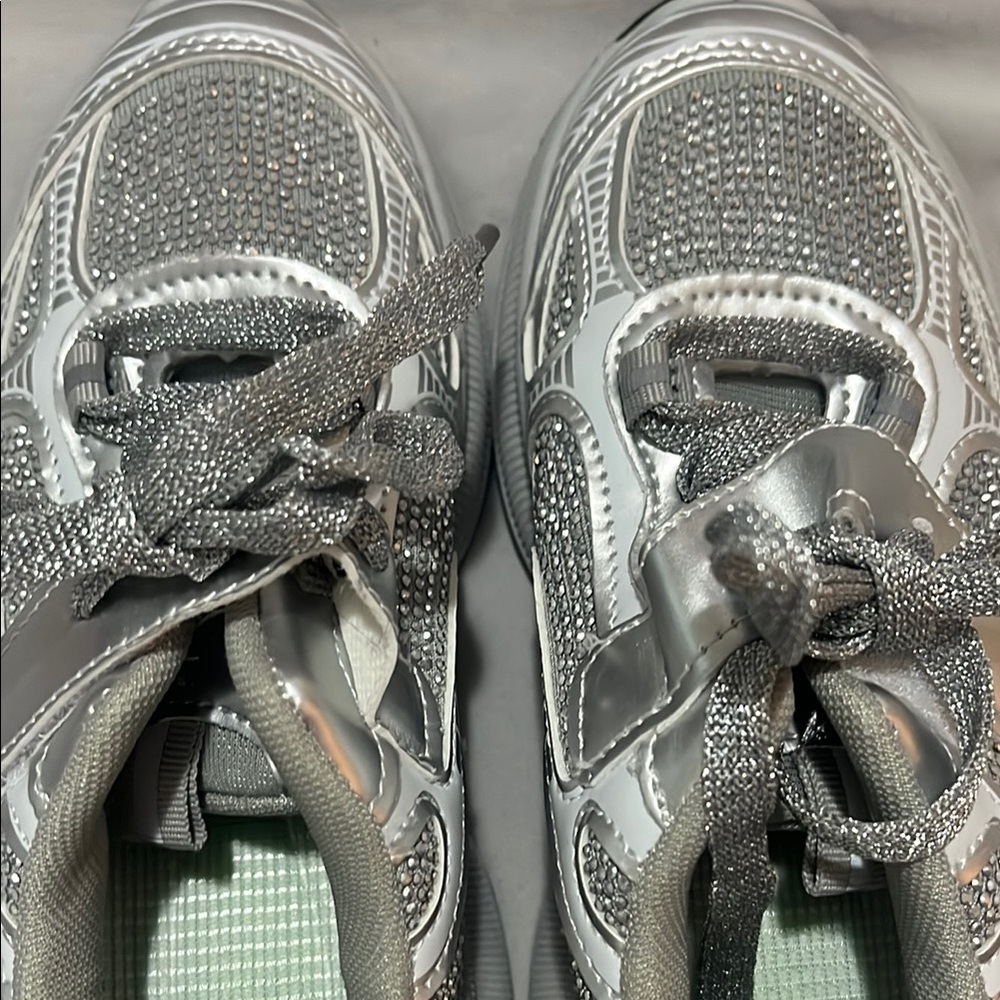 SHEIN Silver and White Sneakers Modern Sporty Design - Picture 5 of 7